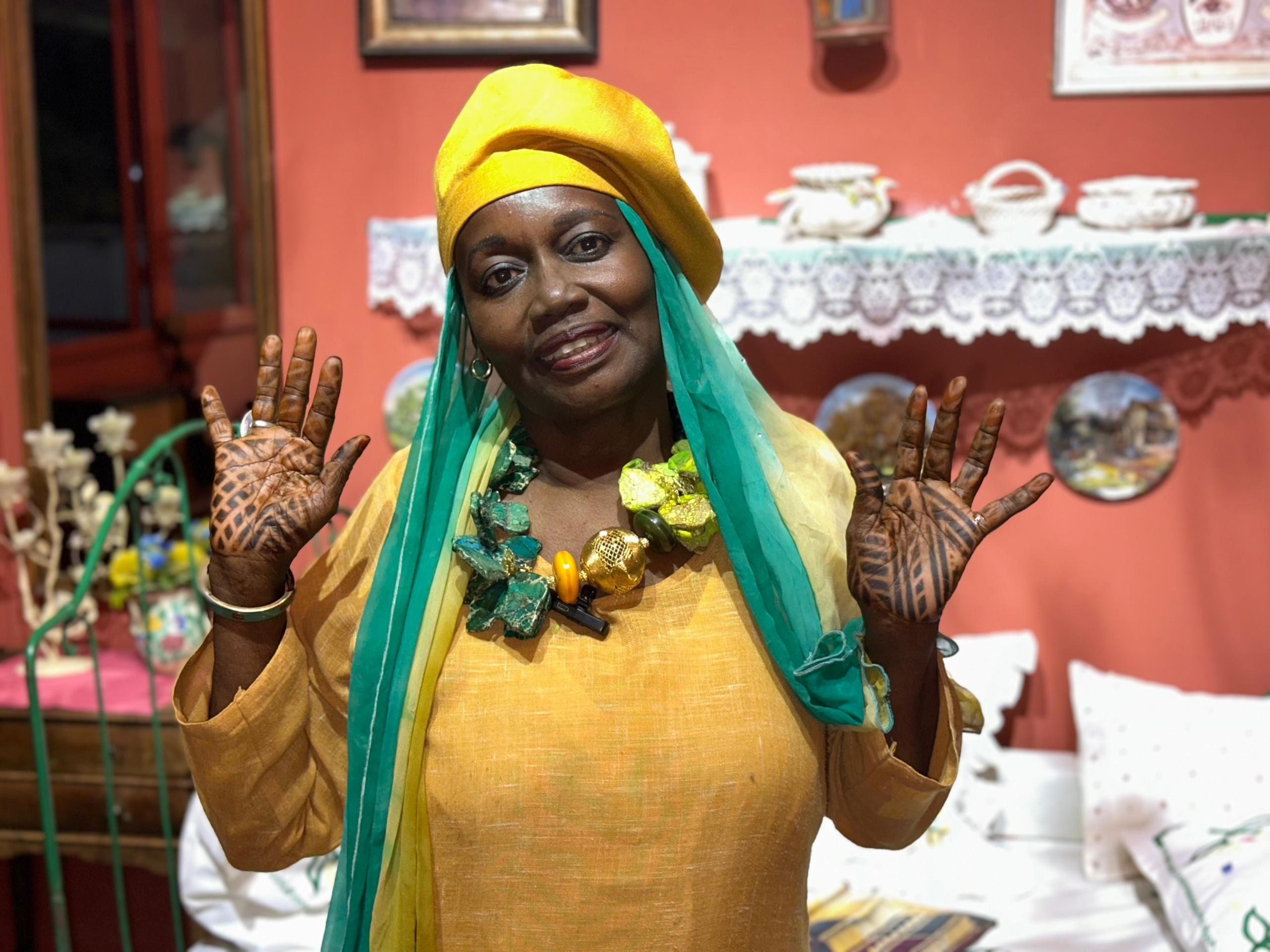 ANTA GERMAINE GAYE : Des mains de fées au service de la peinture sous verre